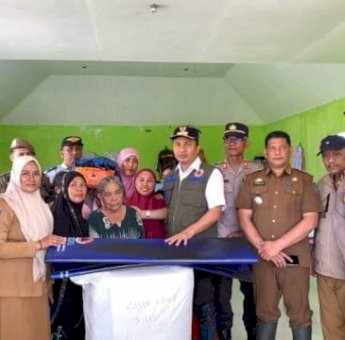 Bupati Lutra Andi Rahim Serahkan Bantuan untuk Korban Banjir di Desa Pattimang Malangke