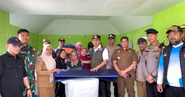 Bupati Lutra Andi Rahim Serahkan Bantuan untuk Korban Banjir di Desa Pattimang Malangke