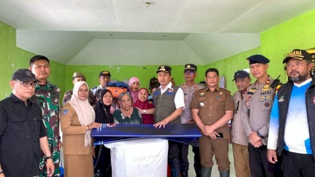 Bupati Lutra Andi Rahim Serahkan Bantuan untuk Korban Banjir di Desa Pattimang Malangke.