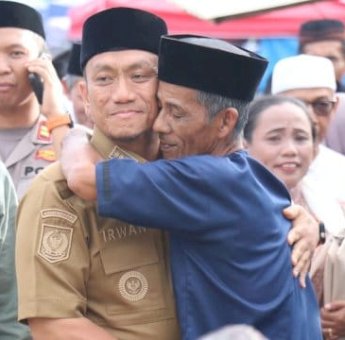 Bupati Lutim Ibas Dapat Pelukan Hangat dari Warga Wasuponda: Ini Adalah Kampung Halaman Saya!