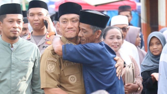 Bupati Lutim Ibas Dapat Pelukan Hangat dari Warga Wasuponda.