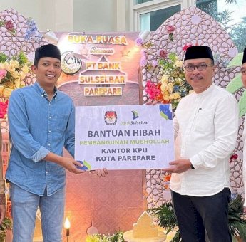 Bank Sulselbar Serahkan Bantuan Hibah Pembangunan Musala KPU Parepare