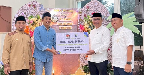 Bank Sulselbar Serahkan Bantuan Hibah Pembangunan Musala KPU Parepare