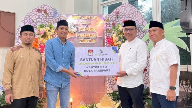 Bank Sulselbar Cabang Parepare menyerahkan bantuan hibah untuk pembangunan Musala di KPU.