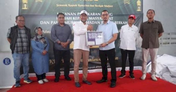 Plh Sekda Makassar Bersama Kepala BI Sulsel Buka Layanan Penukaran Uang dan Pasar Murah di Pulau Lae-lae