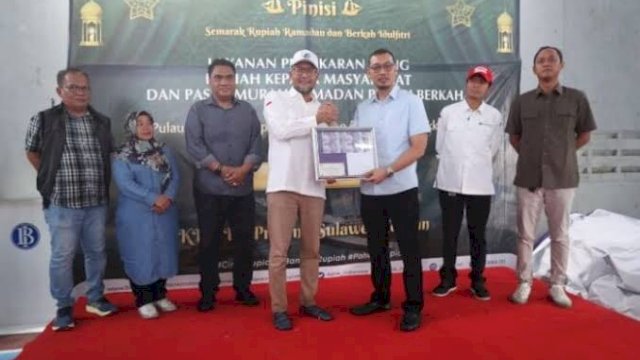 Plh Sekda Makassar Bersama Kepala BI Sulsel Buka Layanan Penukaran Uang dan Pasar Murah di Pulau Lae-lae.