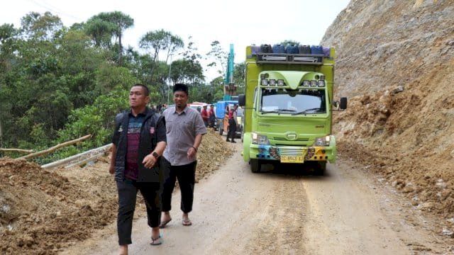 Bupati Lutim Ibas Gerak Cepat Turun Langsung Eksekusi Pembukaan Jalan yang Longsor.