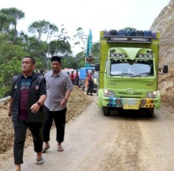 Longsor Tutup Akses Sulsel-Sulteng, Bupati Lutim Ibas Gerak Cepat Turun Langsung Eksekusi Pembukaan Jalan