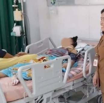 Bupati Pinrang Pastikan Penanganan Medis Pasien yang Ditandu hingga Rumah Sakit