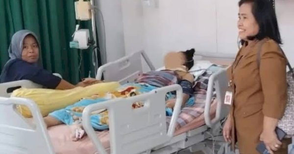 Bupati Pinrang Pastikan Penanganan Medis Pasien yang Ditandu hingga Rumah Sakit