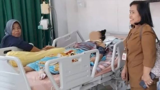 warga Desa Kaserelau, Kecamatan Batulappa, terpaksa ditandu ke rumah sakit akibat minimnya akses transportasi,