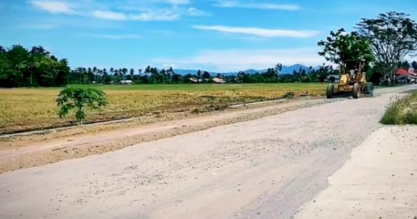 Legislator NasDem Abd Rahman Pakai Dana Pribadi Perbaiki Jalan Rusak di Desa Bulucenran