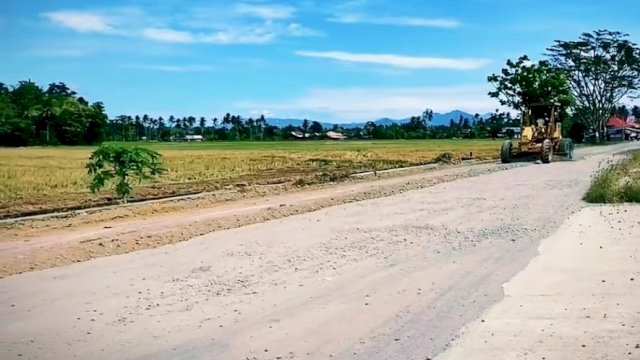 Jalan rusak di Desa Bulucenrana, Kecamatan Pitu Riawa.