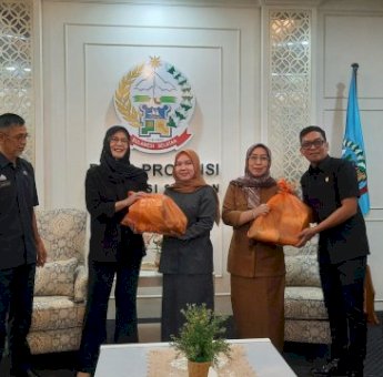 DPRD Sulsel Serahkan 522 Paket Ramadan untuk Pegawai dan Petugas