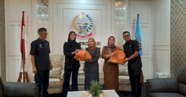 DPRD Sulsel Serahkan 522 Paket Ramadan untuk Pegawai dan Petugas