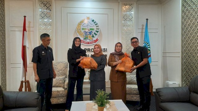 Pimpinan DPRD Sulsel Menyerahkan Paket Ramadan untuk Pegawai Sekretariat DPRD Sulsel.