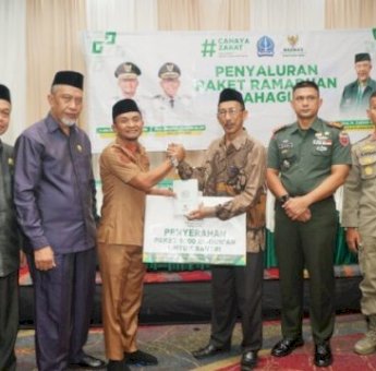 Bupati Andi Asman Serahkan Paket Ramadan Bahagia Baznas Bone