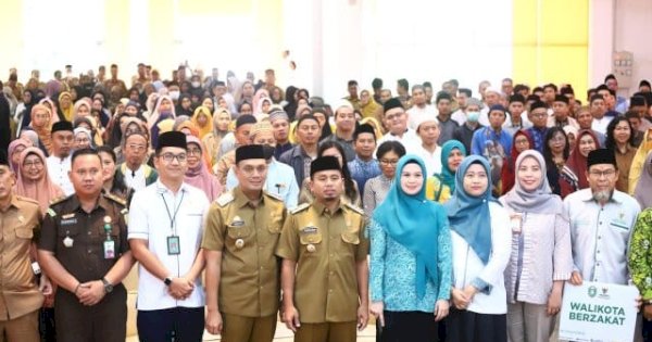 Wali Kota Parepare Tasming Hamid Serahkan Insentif untuk Guru Mengaji dan Kader Posyandu