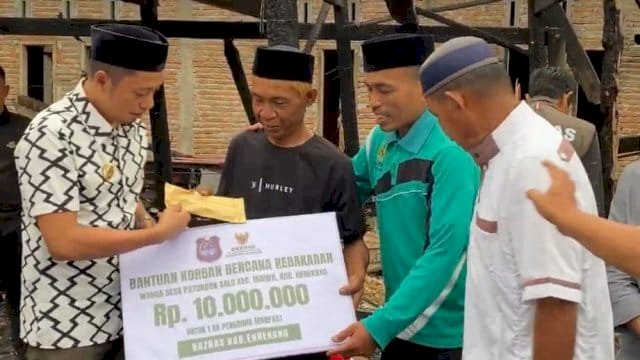 Bupati Enrekang Yusuf Ritangnga Salurkan Bantuan Baznas Ke Korban Bencana Kebakaran di Kecamatan Maiwa.