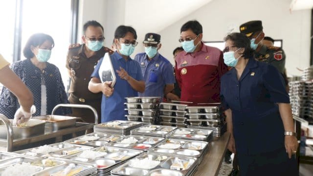 Bupati Toraja Utara Frederik Tinjau SPPG Pongtiku.