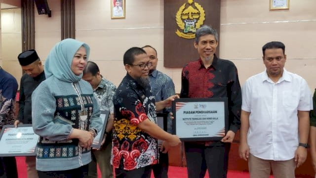 Kalla Instiute menerima piagam penghargaan dari Disdik Sulsel.