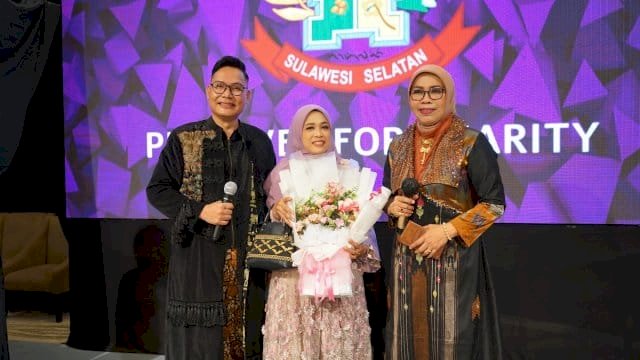 Wakil Ketua TP-PKK Soppeng Tampil Memukau di Hijab Tren Expo and Food Exhibition.