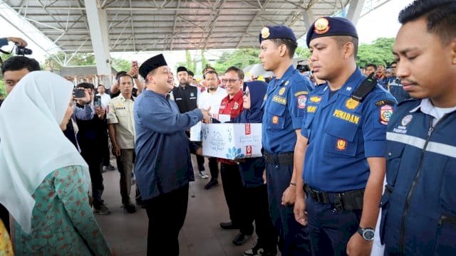 Pemkot Makassar Salurkan 7.640 Paket Sembako untuk Petugas Kebersihan, Linmas, Hingga Marbot Masjid.