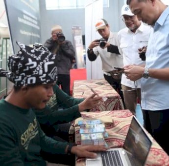 Plh Sekda Makassar Bersama Kepala BI Sulsel Buka Layanan Penukaran Uang dan Pasar Murah di Pulau Lae-lae