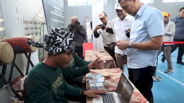 Plh Sekda Makassar Bersama Kepala BI Sulsel Buka Layanan Penukaran Uang dan Pasar Murah di Pulau Lae-lae.