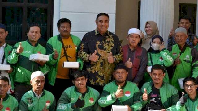 Diserahkan Bupati Maros Chaidir Syam, Ojol hingga Petugas Kebersihan Dapat Kado Lebaran dari Baznas