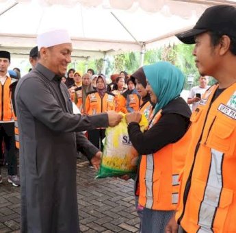 Berbagi Kebahagiaan, Bupati Ibas Bagikan Paket Lebaran ke Petugas Kebersihan di Lutim: Semoga Bermanfaat untuk Keluarga!