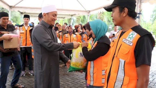 Bupati Ibas Bagikan Paket Lebaran ke Petugas Kebersihan di Lutim.