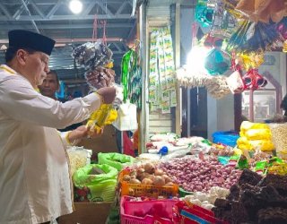 Sidak Pasar Pabaeng-baeng, Wakil Ketua Komisi VI DPR Nurdin Halid Pastikan Harga Sembako Terkendali