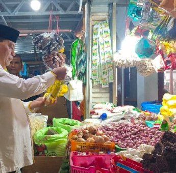 Sidak Pasar Pabaeng-baeng, Wakil Ketua Komisi VI DPR Nurdin Halid Pastikan Harga Sembako Terkendali