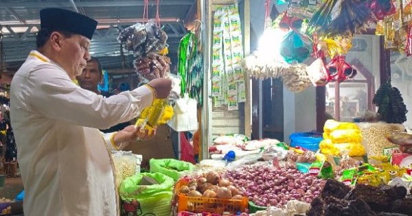 Sidak Pasar Pabaeng-baeng, Wakil Ketua Komisi VI DPR Nurdin Halid Pastikan Harga Sembako Terkendali