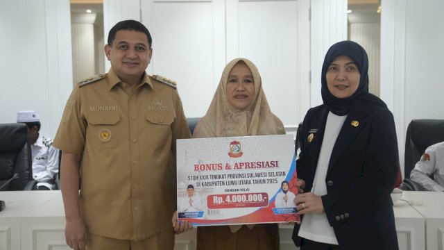 Wali Kota Makassar Munafri Arifuddin bersama Wakil Wali Kota Makassar Aliyah Mustika Ilham memberi apresiasi dan bonus kepada Peserta STQH.