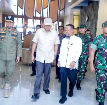 Gubernur Andi Sudirman Sulaiman Sambut Kedatangan Menteri Pertahanan di Sulsel