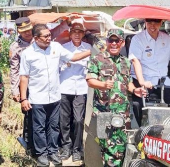 Ketua DPRD Haris Gani Bersama Bupati Pangkep Yusran Hadiri Panen Raya Padi di Labakkang
