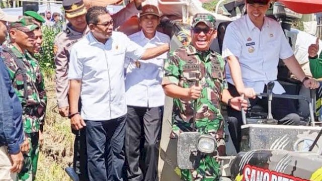 Ketua DPRD Haris Gani Bersama Bupati Pangkep Yusran Hadiri Panen Raya Padi di Labakkang