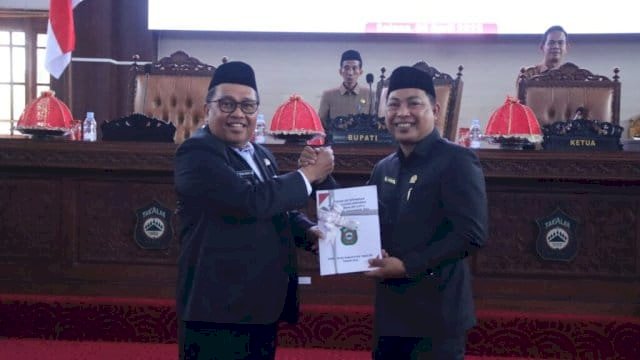 Bupati Daeng Manye Serahkan Laporan Keterangan Pertanggungjawaban Tahun 2024 ke DPRD Takalar.