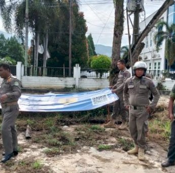 Satpol PP Lutim Tertibkan Baliho dan Spanduk Liar di Titik Strategis Kota