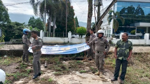 Satpol PP Lutim Tertibkan Baliho dan Spanduk Liar di Titik Strategis Kota.