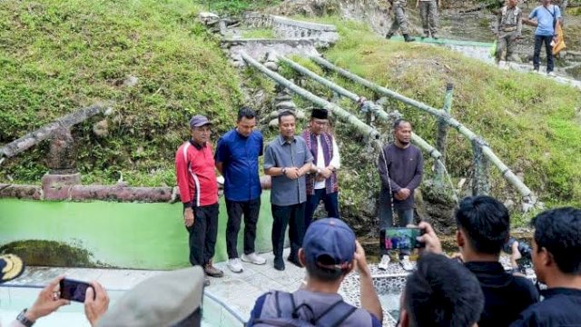 Gubernur Sulsel, Andi Sudirman Sulaiman, mengunjungi salah satu destinasi wisata andalan di Luwu Utara.
