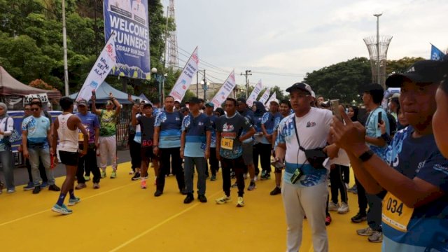 Bupati Sidrap Syaharuddin Alrif, bersama Wakil Bupati Nur&rsquo;kanaah, lepas peserta Sidrap Run 2025.