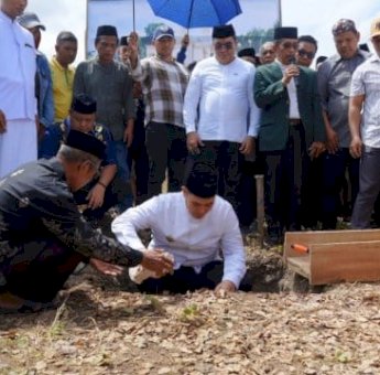 Bupati Pangkep Yusran Lalogau Letakkan Batu Pertama Pembangunan Masjid Al Mubarak