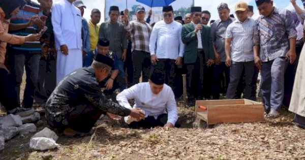 Bupati Pangkep Yusran Lalogau Letakkan Batu Pertama Pembangunan Masjid Al Mubarak