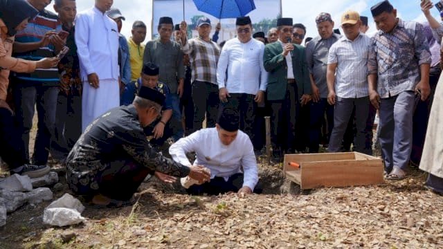 Bupati Pangkep Yusran Lalogau Letakkan Batu Pertama Pembangunan Masjid Al Mubarak
