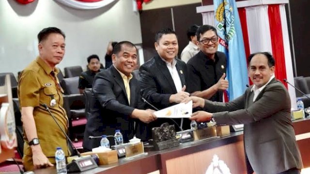 Anggota Fraksi NasDem Sulsel, Mahmud, menyerahkan laporan hasil reses ke Pimpinan DPRD Sulsel.