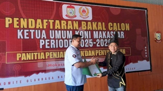 Anggota DPRD Makassar, Ismail, menyerahkan dukument pendaftaran Ketua Umum Koni Makassar.