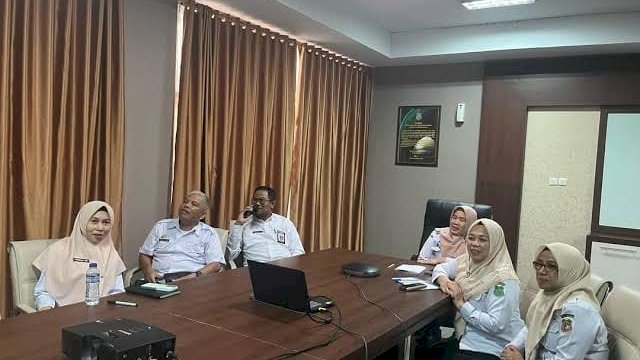 Wakil Bupati Sidenreng Rappang, Hj. Nurkanaah, mengikuti rapat koordinasi pelaksanaan MBG Secara Virtual.